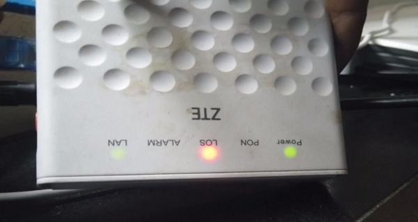 如何修复光猫光信号闪红灯的问题(光猫故障排查与解决方案)